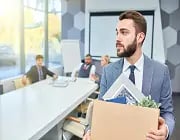 Szklany sufit i brak rozwoju? Pracownicy grożą odejściami
