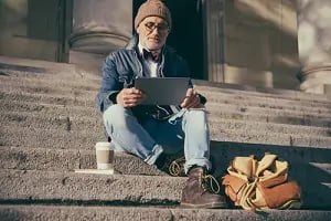 Młodzi zamiast pracowników 50+? Czy firmy popełniają błąd?
