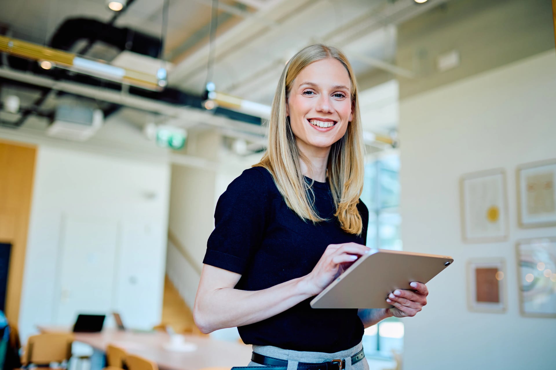 Sales department assistant. What are the salaries and requirements?