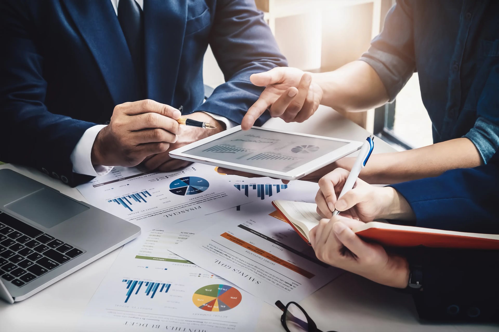 Digital Marketing Specialist – What Do They Do and How Much Do They Earn?
