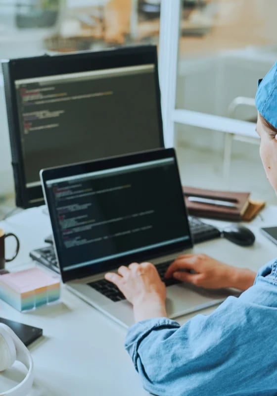Specjalista ds. cyberbezpieczeństwa – praca, zarobki i perspektywy w dynamicznej branży