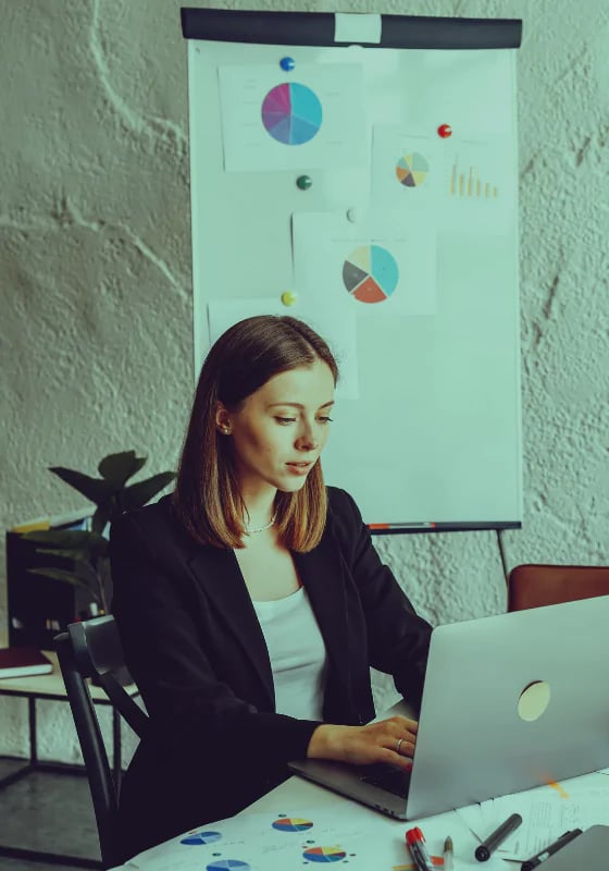 HR specialists, administration or lawyers? Which group can count on the highest salary?