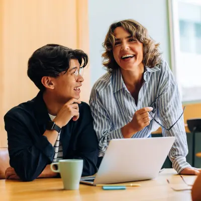 Zadowoleni ludzie w biurze